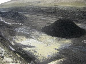 USoilSands9AcreExperimentalPitAndTarSandPiles